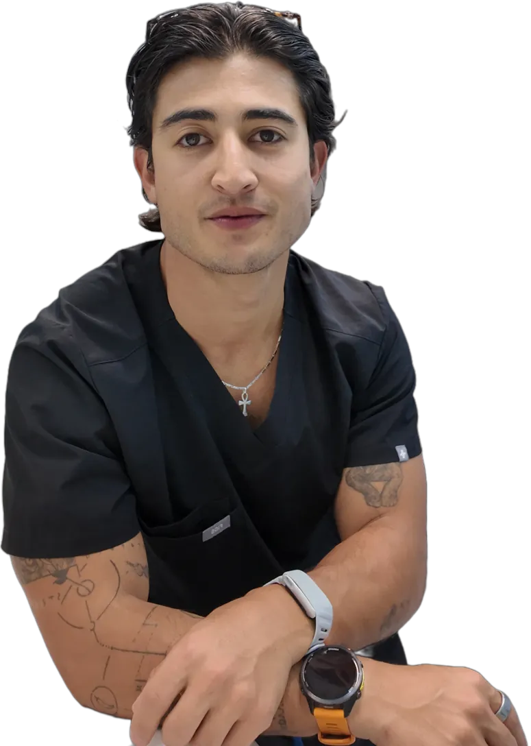 Ángel Soto, médico, en su consultorio