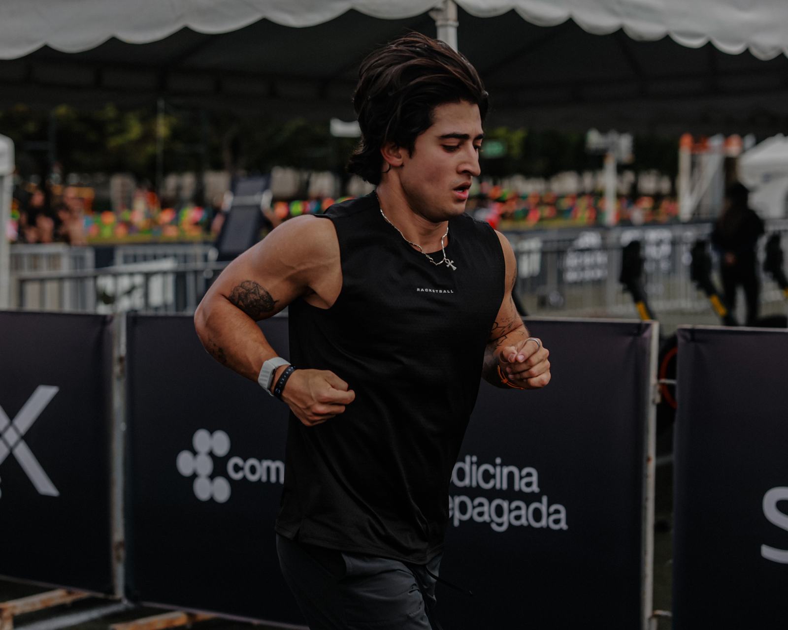 Ángel corriendo en una carrera